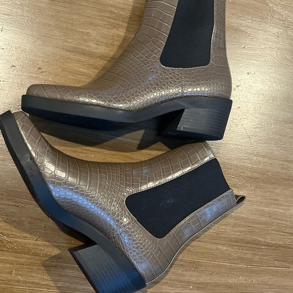 NWOT Open Edit Ayla Chelsea Boot (Women) Moss Green Croco Ankle Booties Sz 8 1/2 - Picture 3 of 6